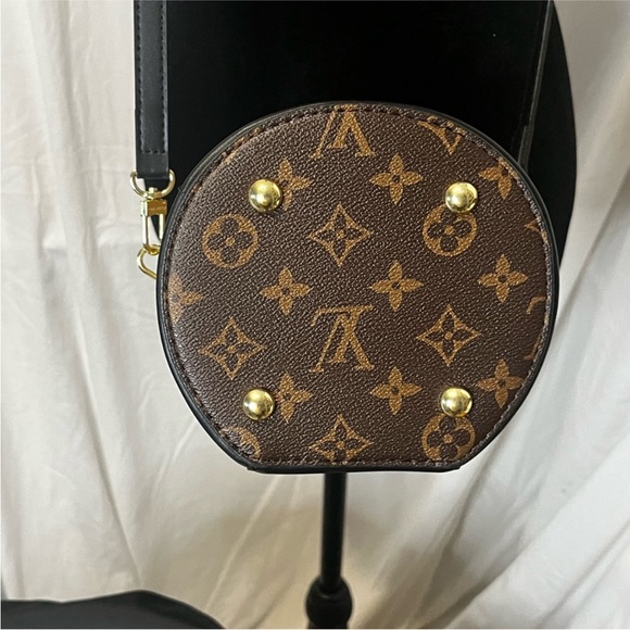 LV Cannes cylinder bag and adjustable strap included.5.9 x 6.7 x 5.9 in. (LxHxW) - Picture 10 of 11